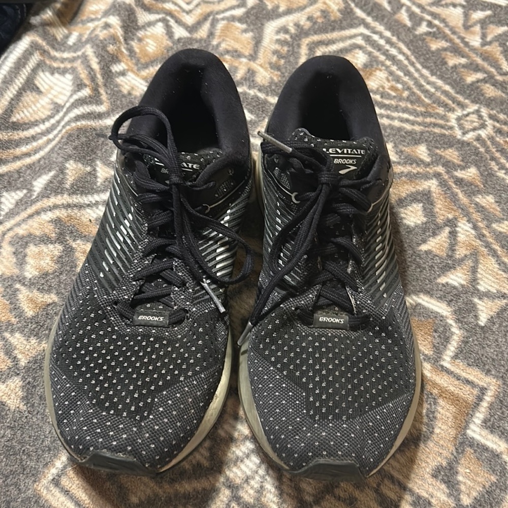 Brooks size 10